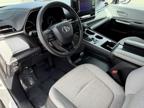 Certified 2025 Toyota Sienna LE FWD image 26