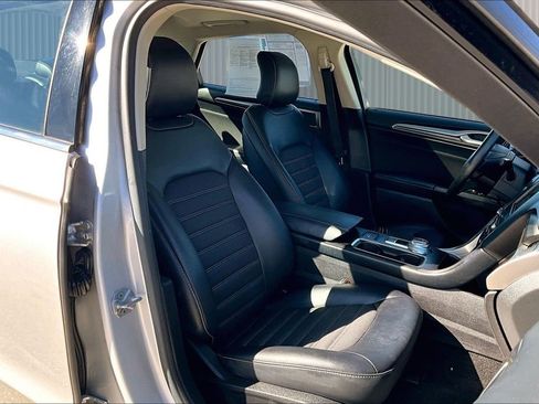 Used 2017 Ford Fusion SE w/ Equipment Group 201A image 8