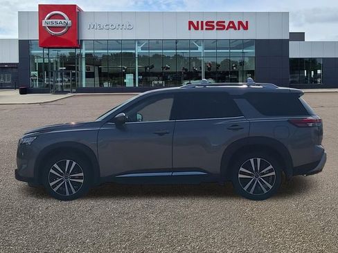 Used 2024 Nissan Pathfinder Platinum w/ Lighting Package (N92) AWD/4WD image 4