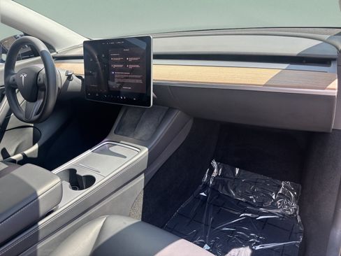Used 2022 Tesla Model Y Long Range AWD/4WD image 19