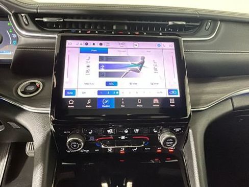 Used 2023 Jeep Grand Cherokee Overland w/ Luxury Tech Group IV AWD/4WD image 23
