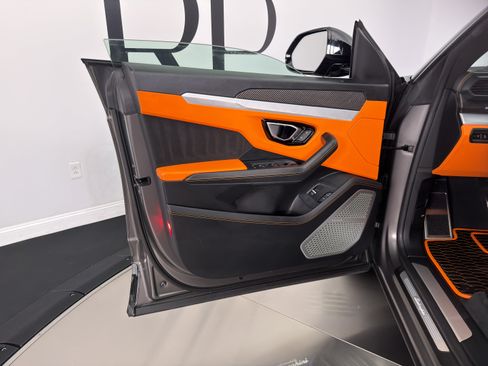 Used 2021 Lamborghini Urus AWD/4WD image 16