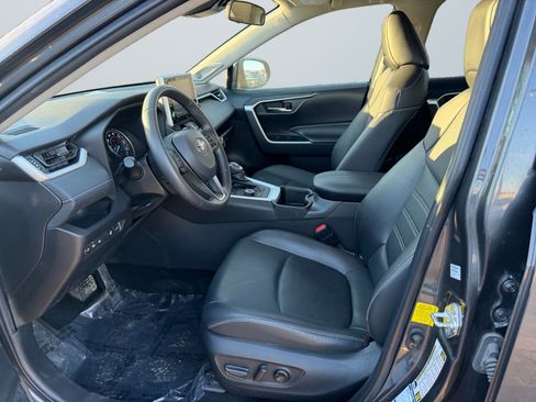 Used 2022 Toyota RAV4 XLE Premium image 10