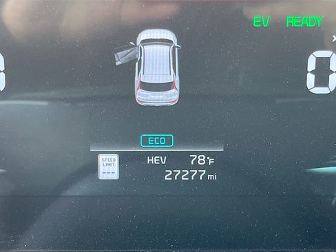 Used 2024 Kia Niro SX Touring image 12