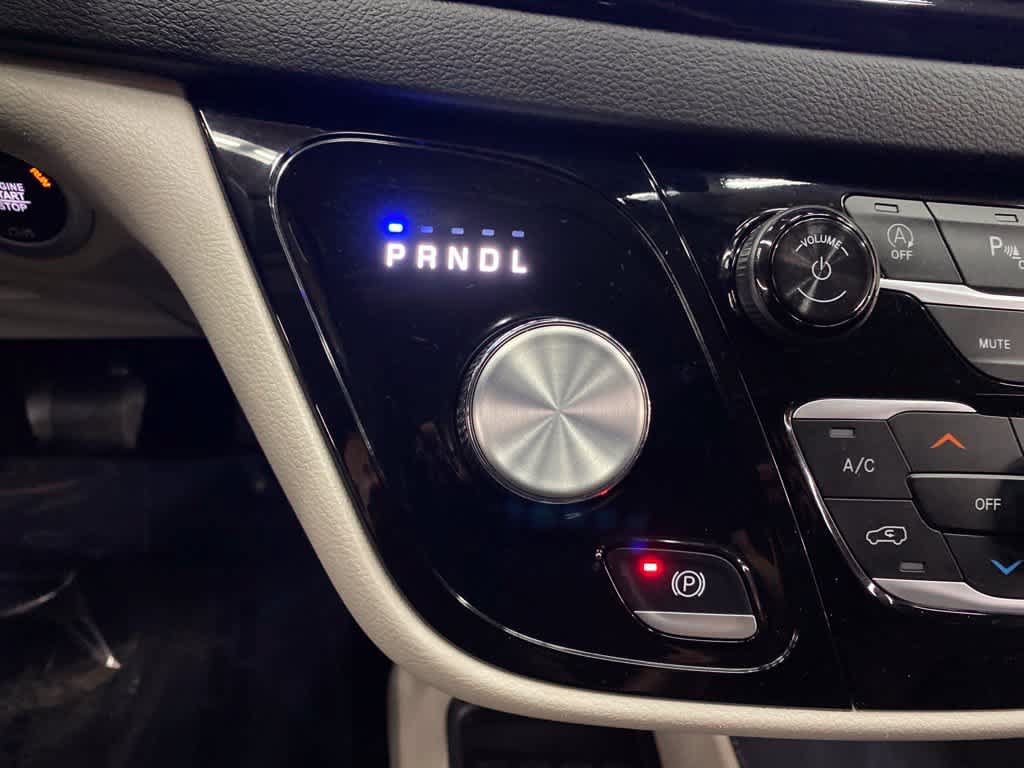Used 2024 Chrysler Pacifica Touring-L FWD image 25