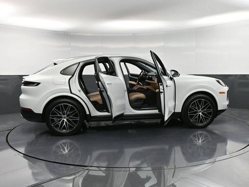 Certified 2025 Porsche Cayenne Coupe AWD/4WD image 37