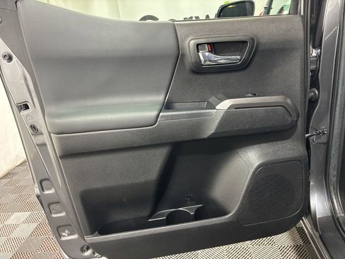 Used 2022 Toyota Tacoma TRD Sport w/ Technology Package image 18