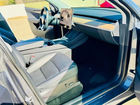 Used 2022 Tesla Model Y Long Range image 23