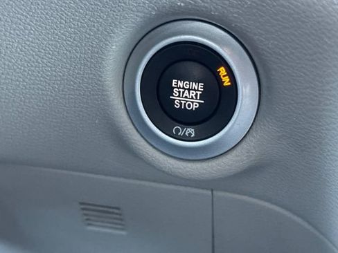 Used 2023 Chrysler Pacifica Touring-L image 35