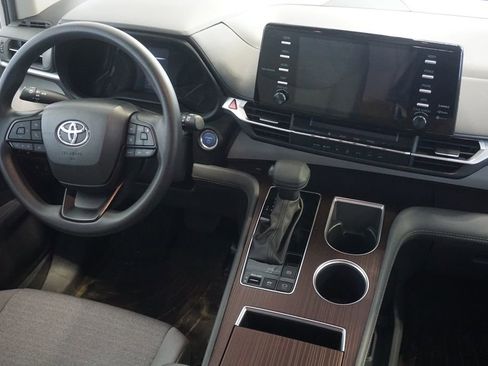 Used 2024 Toyota Sienna LE image 24