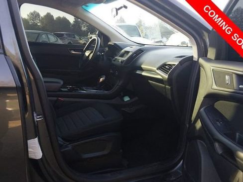 Used 2018 Ford Edge SE FWD image 4