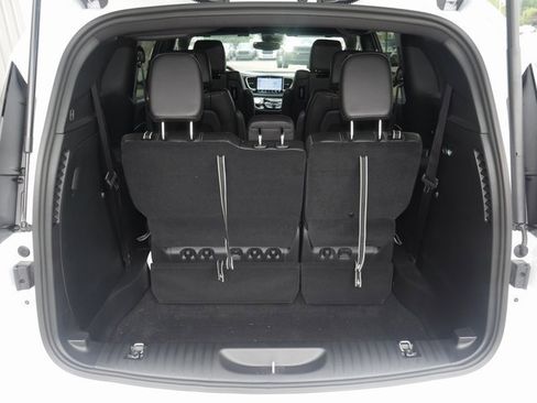 New 2026 Chrysler Pacifica Select image 11
