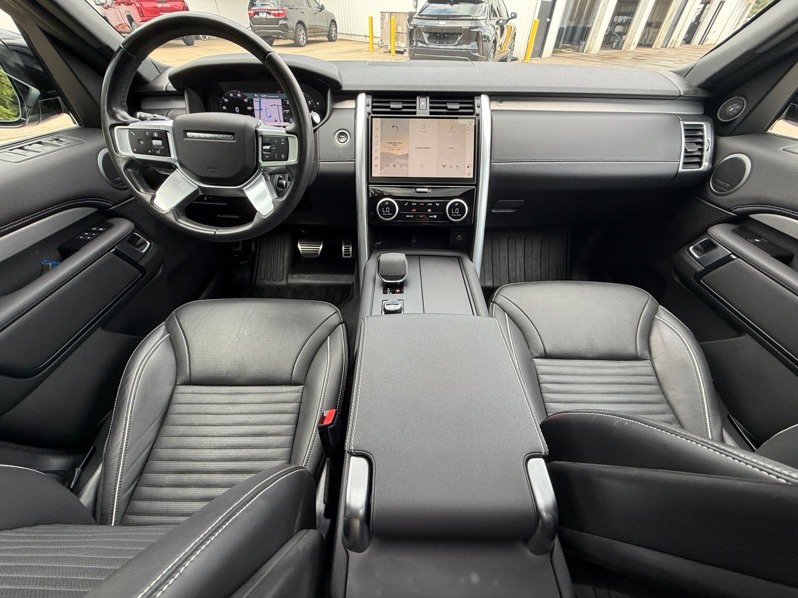 Used 2024 Land Rover Discovery Dynamic SE AWD/4WD image 21