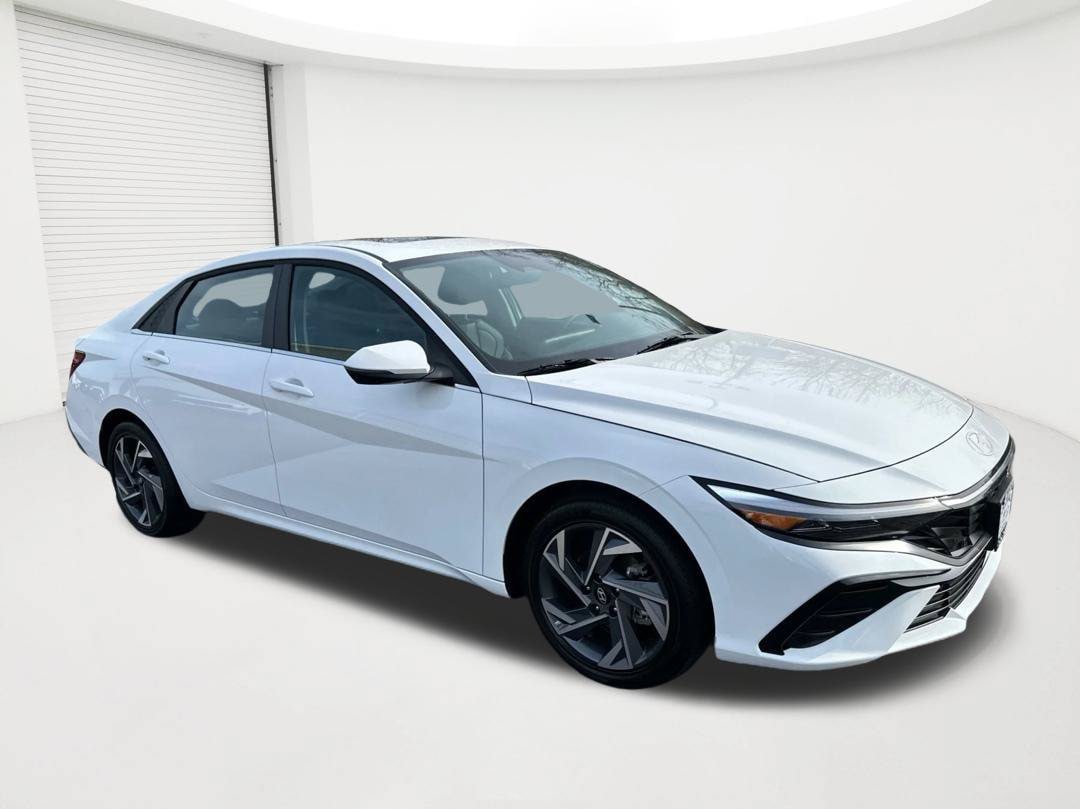 Certified 2025 Hyundai Elantra Limited w/ Cargo Package FWD image 3