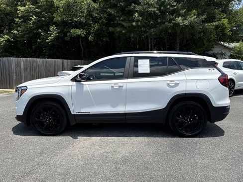 Used 2023 GMC Terrain SLE w/ Driver Convenience Package FWD image 2