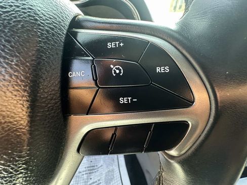 Used 2019 Jeep Grand Cherokee Laredo RWD image 16