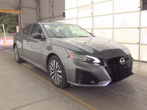 Used 2025 Nissan Altima 2.5 SV FWD image 2