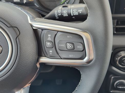 Used 2025 Jeep Wrangler Sahara image 39