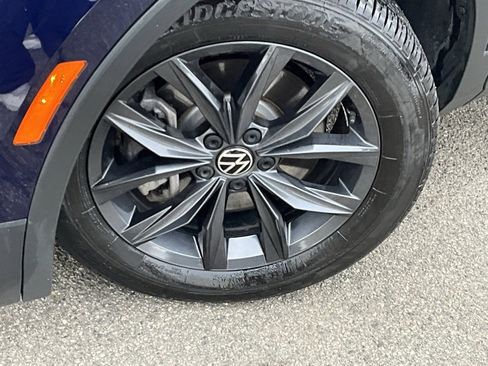 Used 2022 Volkswagen Tiguan SE image 2