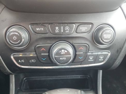 Used 2019 Jeep Cherokee Limited FWD image 11