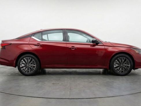 Used 2025 Nissan Altima 2.5 SV image 11
