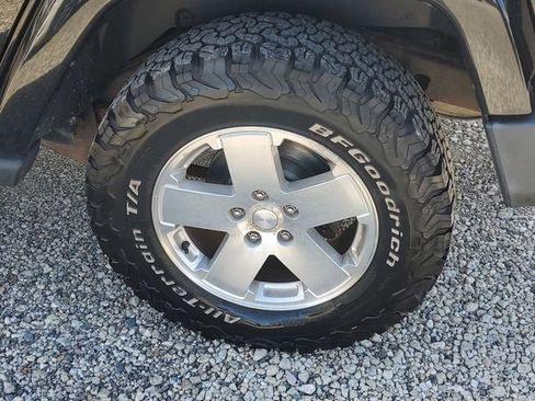 Used 2010 Jeep Wrangler Unlimited Sahara AWD/4WD image 5
