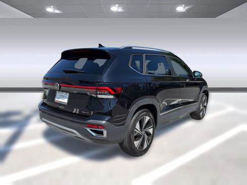 Used 2025 Volkswagen Taos SE AWD/4WD image 9