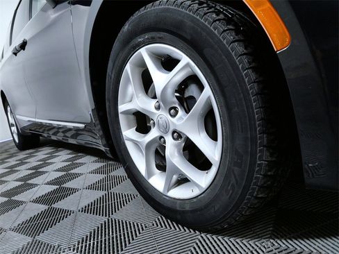 Used 2017 Chrysler Pacifica Touring-L w/ Tire & Wheel Group image 2