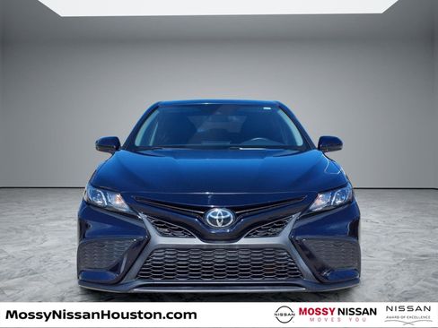Used 2021 Toyota Camry SE image 3