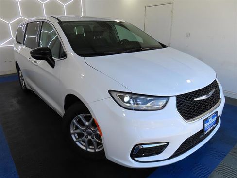 Used 2024 Chrysler Pacifica Touring-L FWD image 6