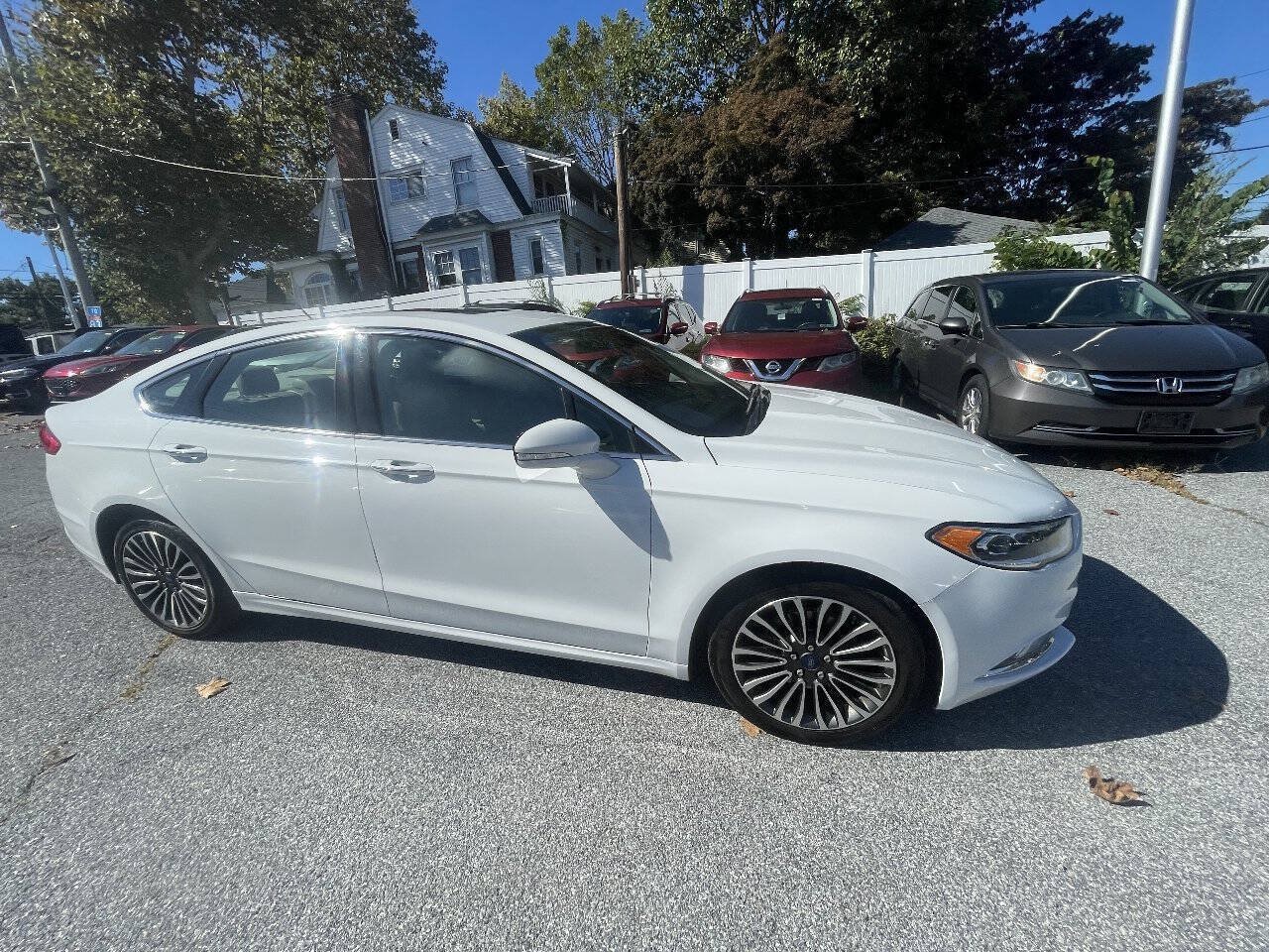 Used 2017 Ford Fusion SE w/ Fusion SE Technology Package AWD/4WD image 4