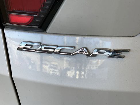 Used 2018 Ford Escape SE image 11