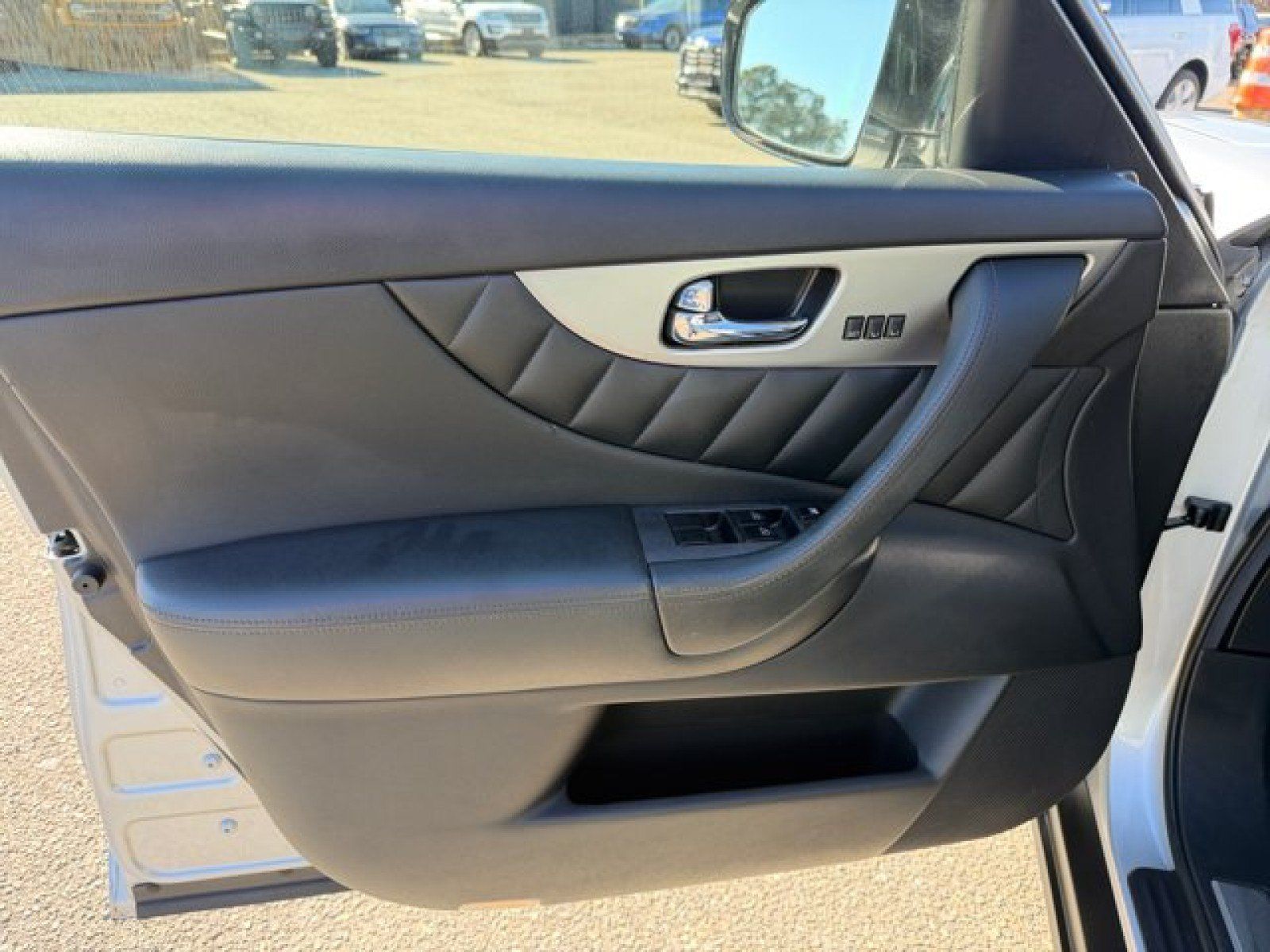 Used 2017 INFINITI QX70 AWD w/ Premium Package image 21