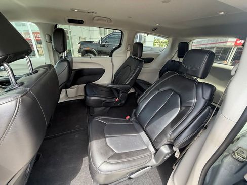Used 2023 Chrysler Pacifica Touring-L FWD image 12