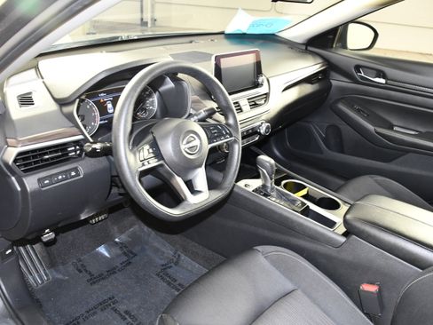 Used 2024 Nissan Altima 2.5 SV FWD image 2