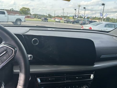 Used 2024 Chevrolet Traverse LT image 43