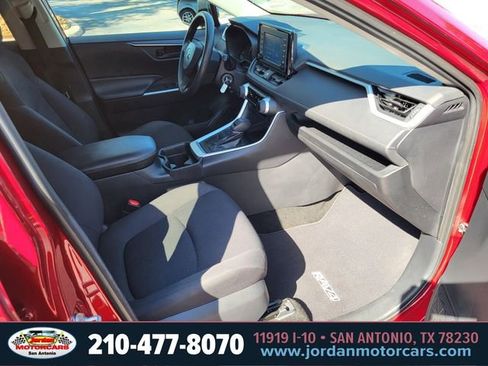 Used 2019 Toyota RAV4 LE FWD image 12