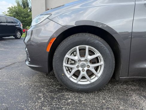 Used 2023 Chrysler Pacifica Touring-L FWD image 23
