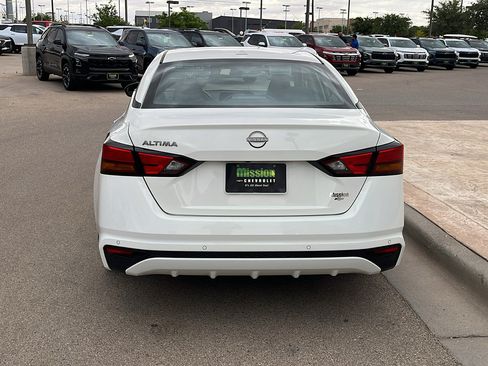 Used 2025 Nissan Altima 2.5 SV FWD image 7
