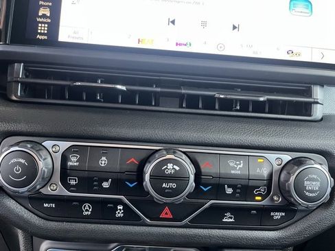 New 2025 Jeep Gladiator Sport image 22