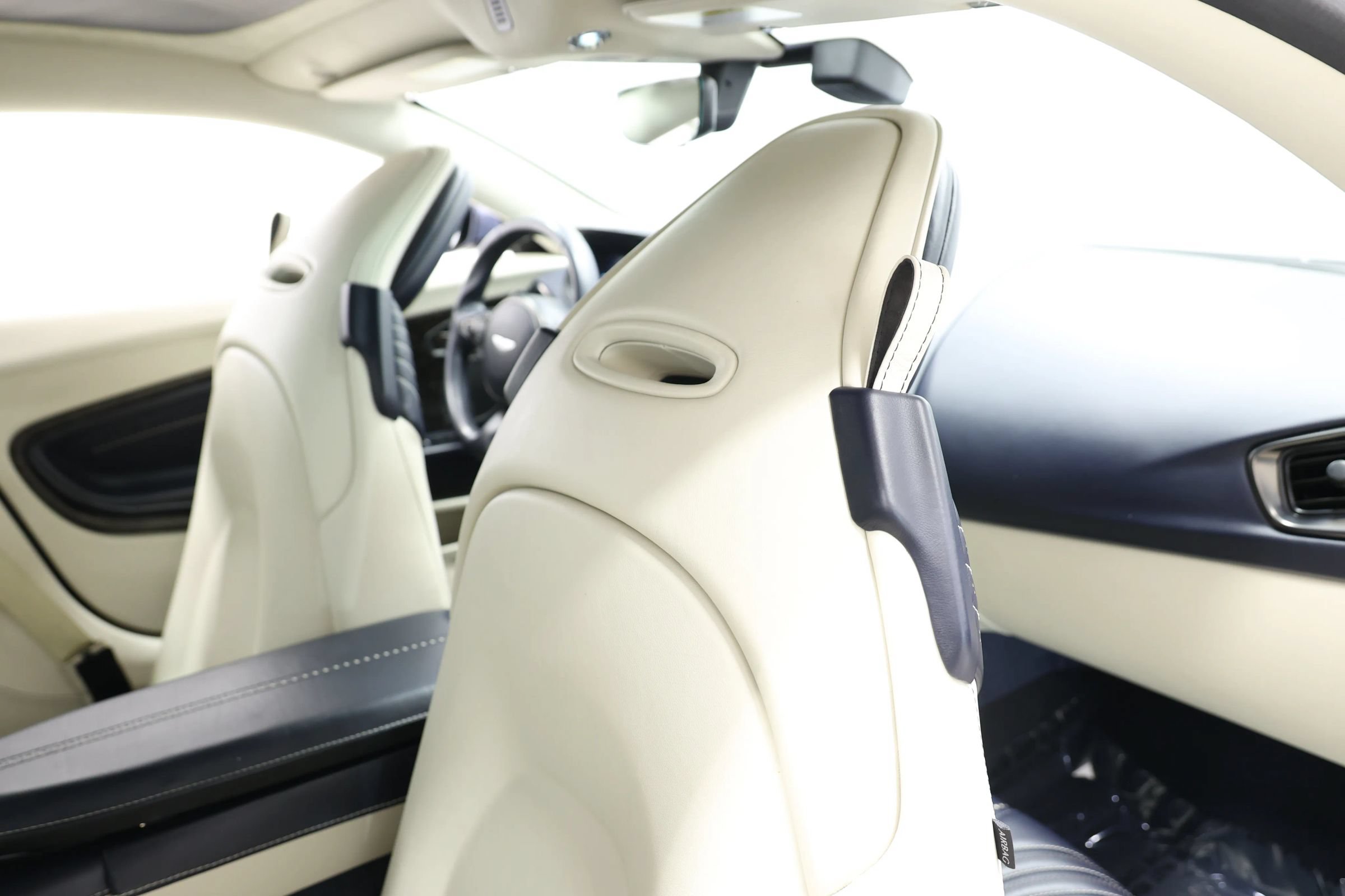 Used 2019 Aston Martin DB11 Coupe RWD image 74