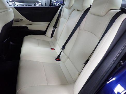 Used 2022 Lexus ES 250 w/ Premium Package image 11