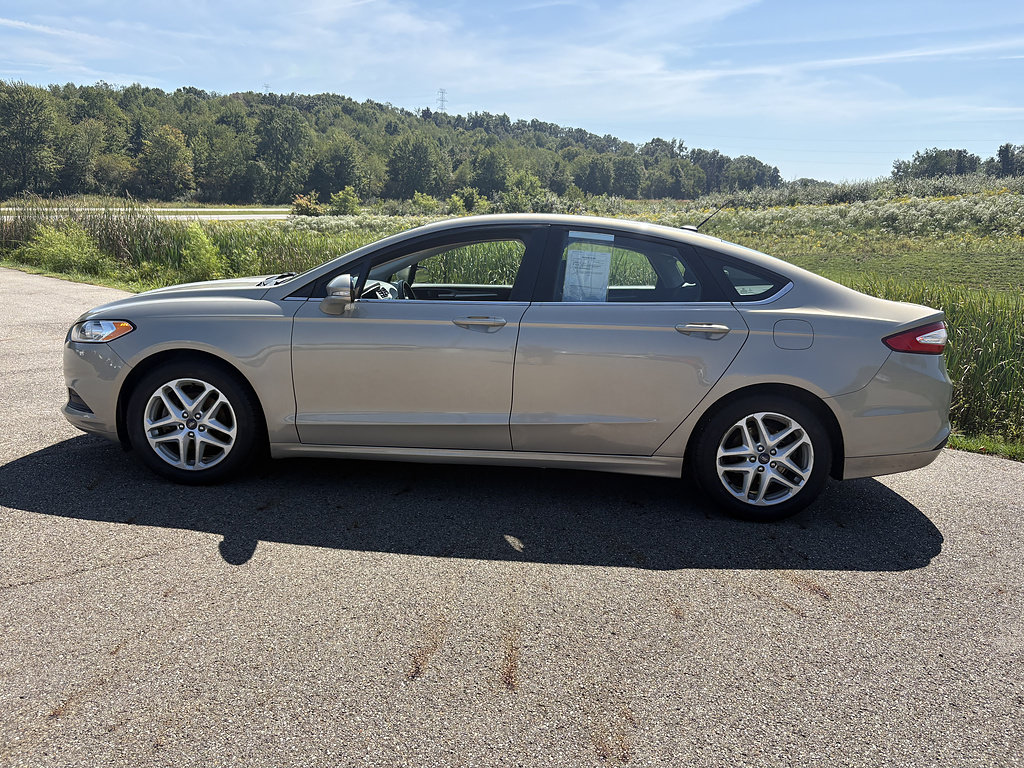 Used 2015 Ford Fusion SE FWD image 2