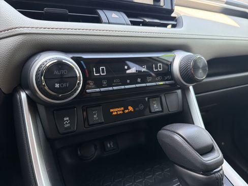 Used 2019 Toyota RAV4 XLE w/ Convenience Package FWD image 8