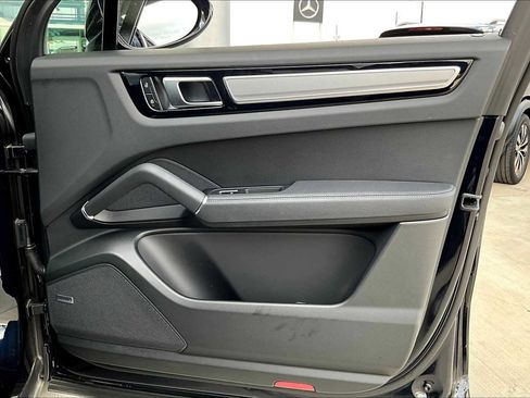Used 2023 Porsche Cayenne image 37