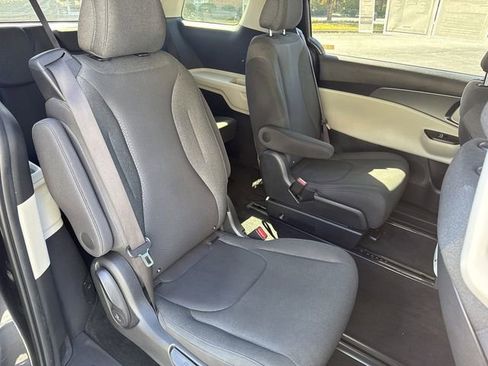 Certified 2023 Kia Carnival LX image 17