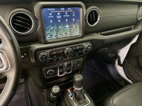 Used 2022 Jeep Wrangler Unlimited Sahara AWD/4WD image 26