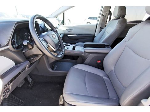 Used 2024 Toyota Sienna XLE image 6