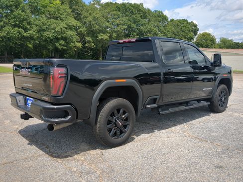 Used 2024 GMC Sierra 2500 AT4 w/ AT4 Preferred Package AWD/4WD image 3