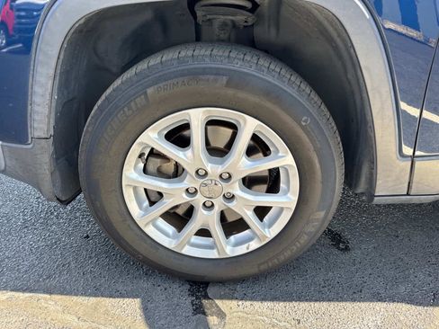 Used 2018 Jeep Cherokee Latitude Plus w/ Comfort/Convenience Group image 10